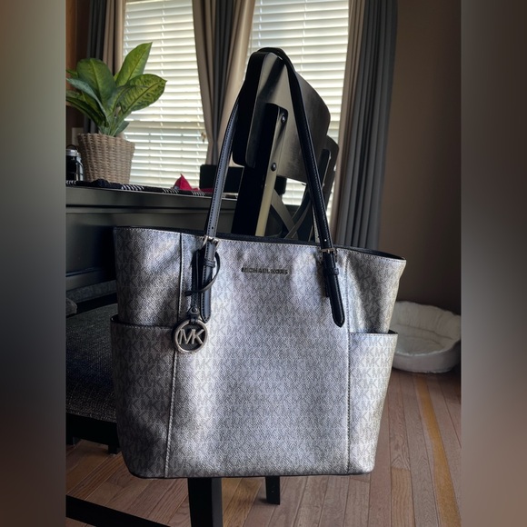 🖤Michael Kors Silver Tote Bag🖤 - Picture 15 of 16